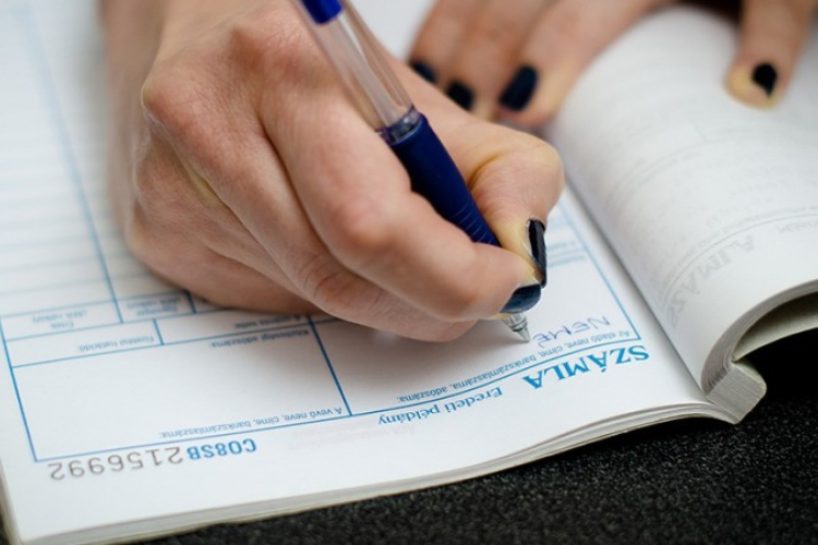 Hamis számlákkal akarta igazolni a piacon árusított termékeinek eredetét