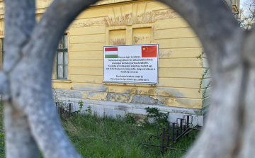 Különös tábla jelent meg a volt Elekthermax gyár falán Pápán