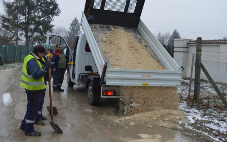 Javítja a murvás utakat a Városgondnokság