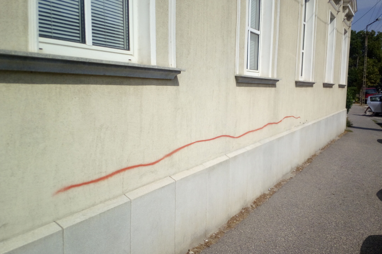 Lakóházak falát fújták le festék spray-vel a Vásár utcában 