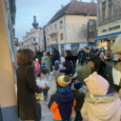 Óvodások karácsonyfa díszítése a belvárosban