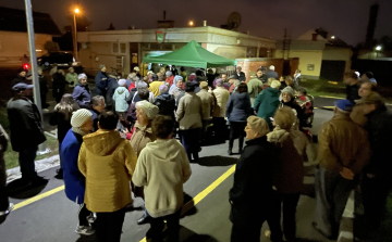 A postabezárások ellen demonstráltak Pápán