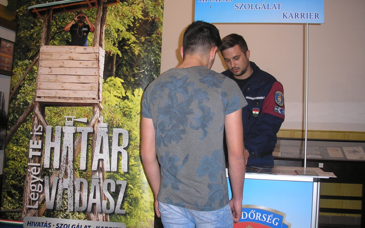 Toborzó és prevenciós óra a pápai könyvtárban