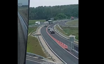 Hajmeresztő dolgot csinált az autós Pápa határában - Videó