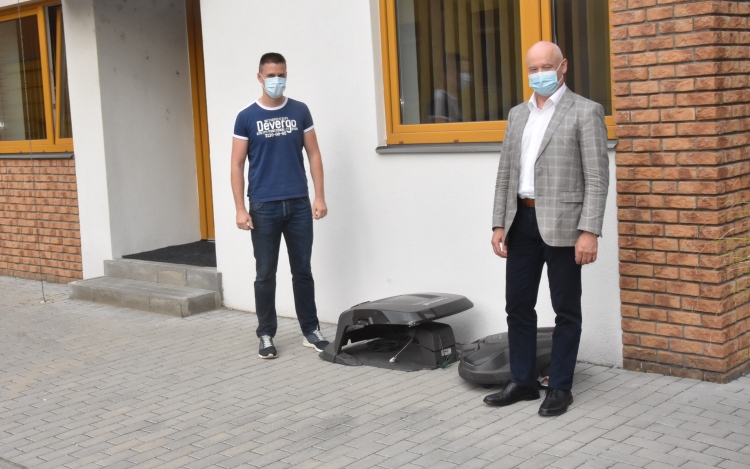 Ausztria területén ellopott fűnyíró robotot adtak vissza a pápai rendőrök