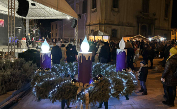 Már a második gyertya is világít a Fő téren