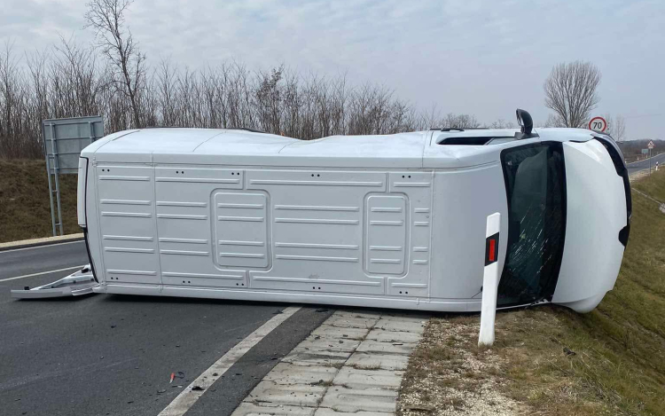 Kisteherautó és személyautó ütközött a régi 83-ason, egy ember súlyosan megsérült