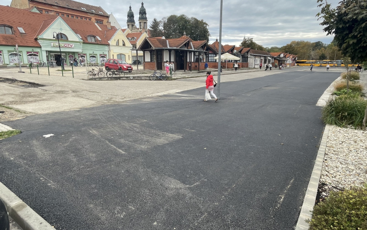Aszfalt burkolatot kapott a korábbi murvás terület a Piac téren