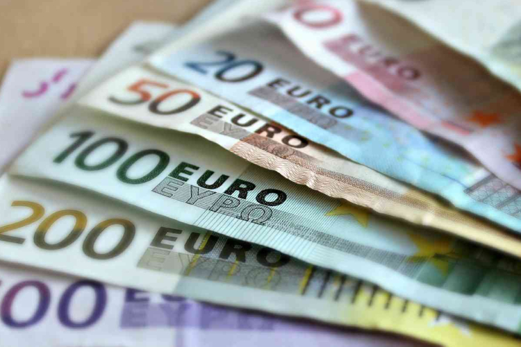 Pápai valutaváltóban csalt az alkalmazott