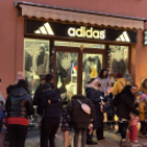 Óvodások karácsonyfa díszítése a belvárosban