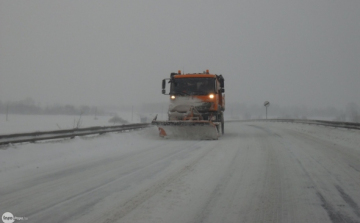 Havazás: Lezárták a 83-as utat a kamionok elől