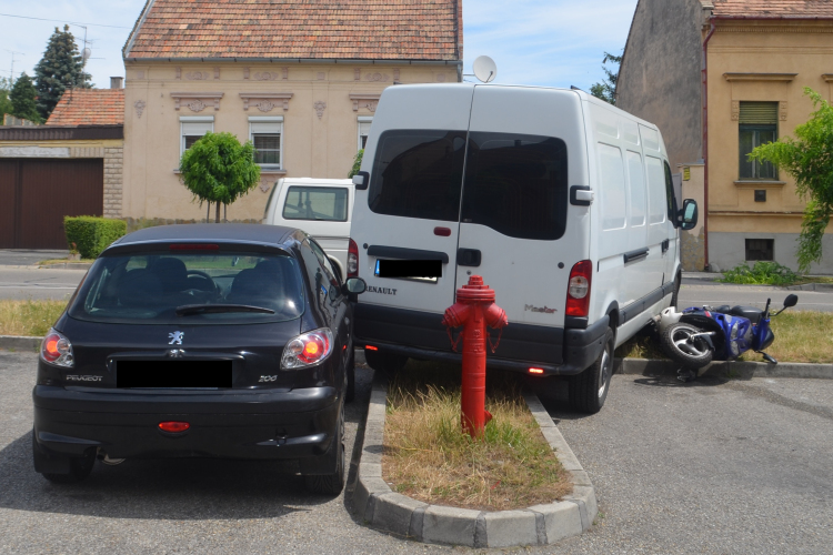 Utcára guruló gépkocsi okozott balesetet