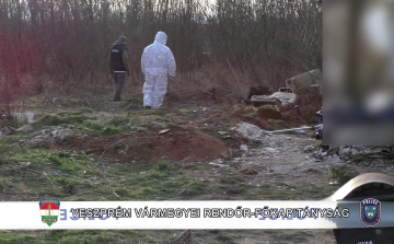 Kabátba tekerve, a lomok közé rejtve találták meg a kisbabát