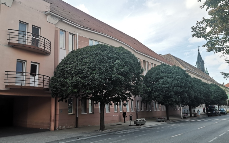 A főigazgató határozottan cáfolja, hogy a pápai kórház szülészeti osztályának bezárását terveznék