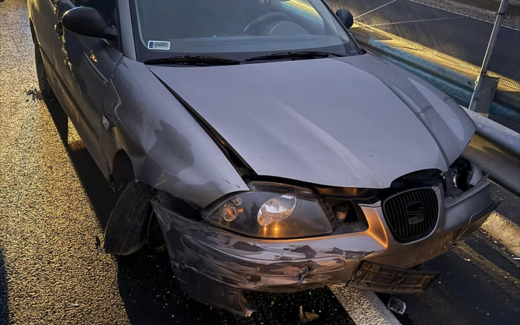 Szalagkorlátnak ütközött egy autó a 83-ason Tétnél