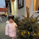 Óvodások karácsonyfa díszítése a belvárosban
