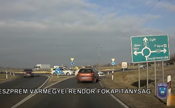 Két rendőrautó állta útját a pápai elkerülőn! - Videó