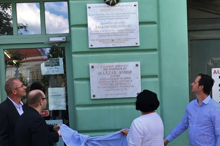 Emléktábla avatás a pápai Fő téren