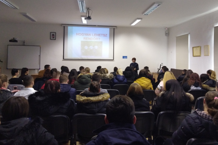 A rendőri hivatást népszerűsítették Pápán