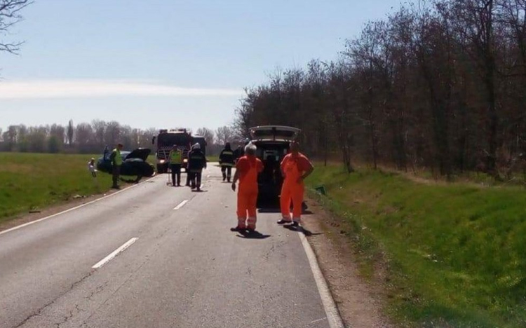 Motor, autó és teherautó ütközött a 83-ason