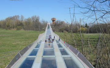 Eldőlt! Megépül az üveghíd a pápai Öreghegyen