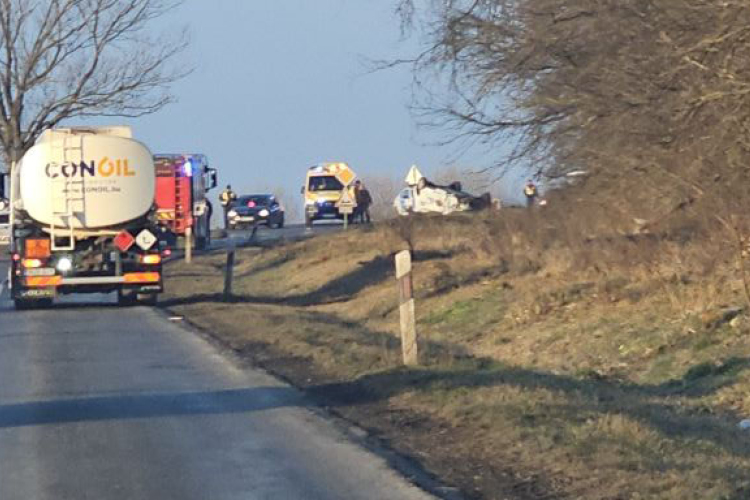 Két autó ütközött Nyárád és Nemesszalók között, teljes az útzár
