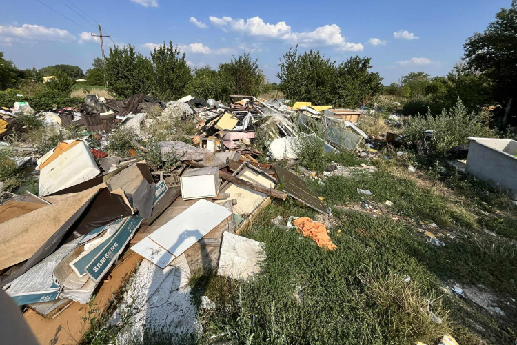 Évek óta hegyekben áll a szemét a Hódoska majorban