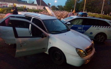 Megkülönböztető jelzést használó rendőrautó karambolozott Pápán