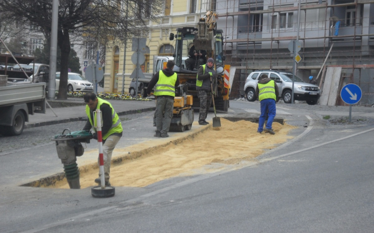Garanciális javítást végeznek a Böröczky tombon