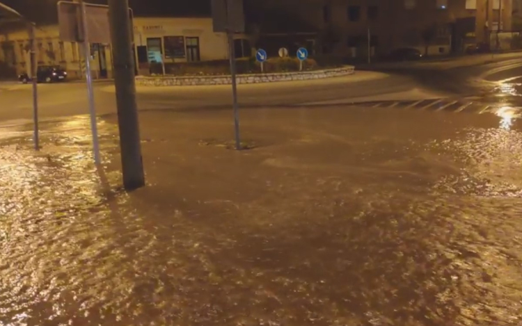 Csőtörés miatt hömpölygött a víz a Vásár utcán