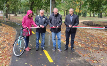 Hivatalosan is átadták az új várkerti kerékpárutat