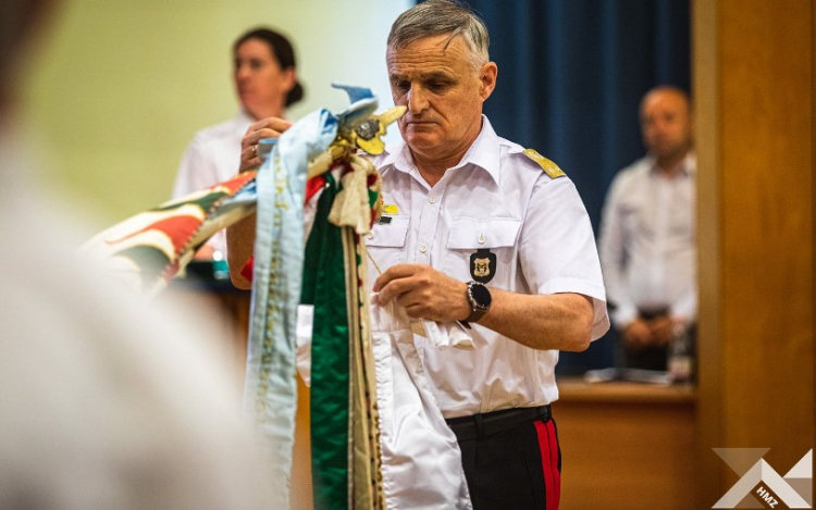 Zászlószalagot adományozott az MH Pápa Bázisrepülőtér részére a Honvédség parancsnoka