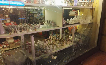 Betörte a kirakat üvegét