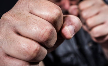 Drogot árult Pápán és féltékenységből megvert egy másik férfit