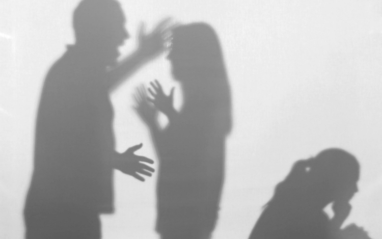 A gyermekeket és egymást is bántalmazták