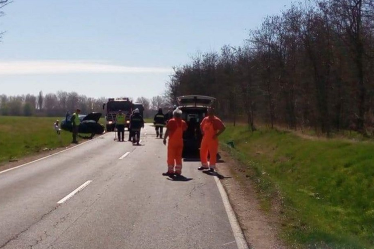 Motor, autó és teherautó ütközött a 83-ason
