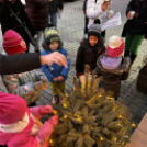 Óvodások karácsonyfa díszítése a belvárosban