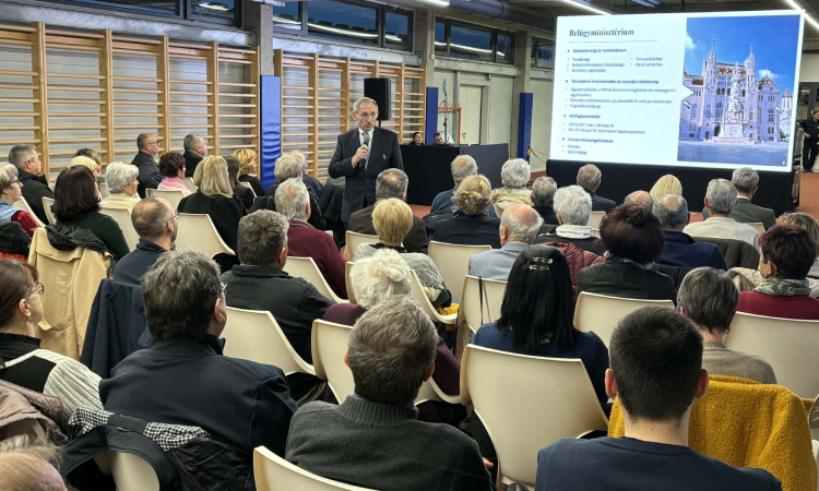 Pintér Sándor tartott lakossági fórumot Pápán