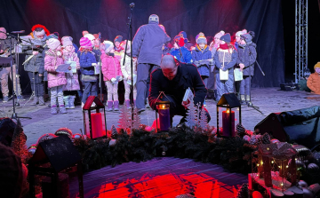 Fellobbant a második gyertyaláng is az Esterházy-kastély udvarán