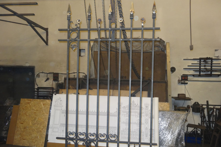 Készül a kastélykapu