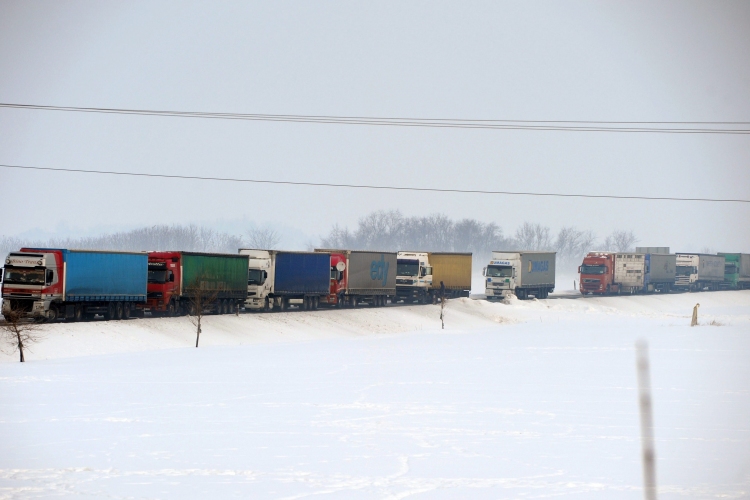 Havazás - Lezárta a cseh-szlovák határt a Magyarországra tartó kamionok előtt a cseh rendőrség