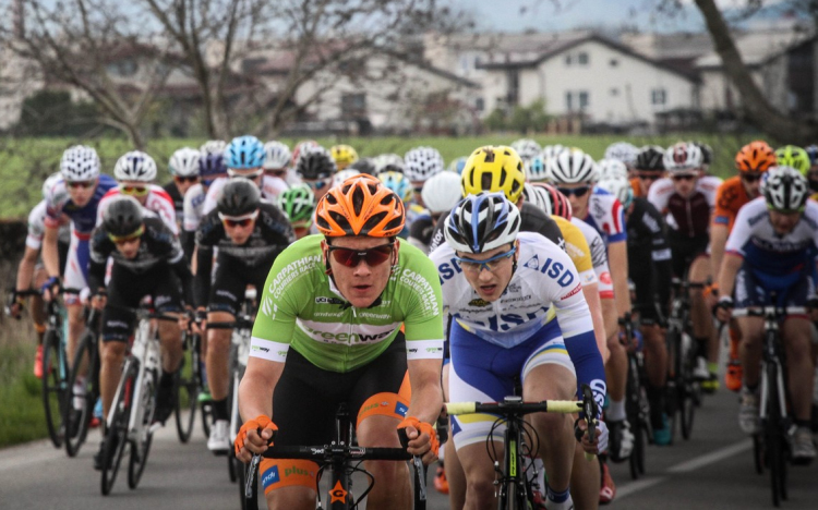 Pápán ér célba a kerékpáros verseny