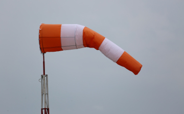 Erős széllökések miatt adtak ki figyelmeztetést