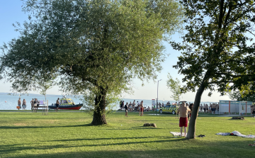 Rosszul lett egy idős férfi a Balatonban