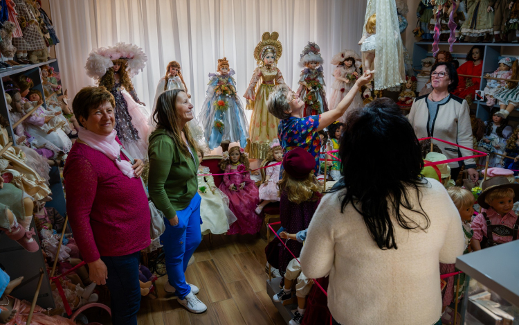Bababarátok találkoztak a Júlia Babaház porcelánbaba múzeumban