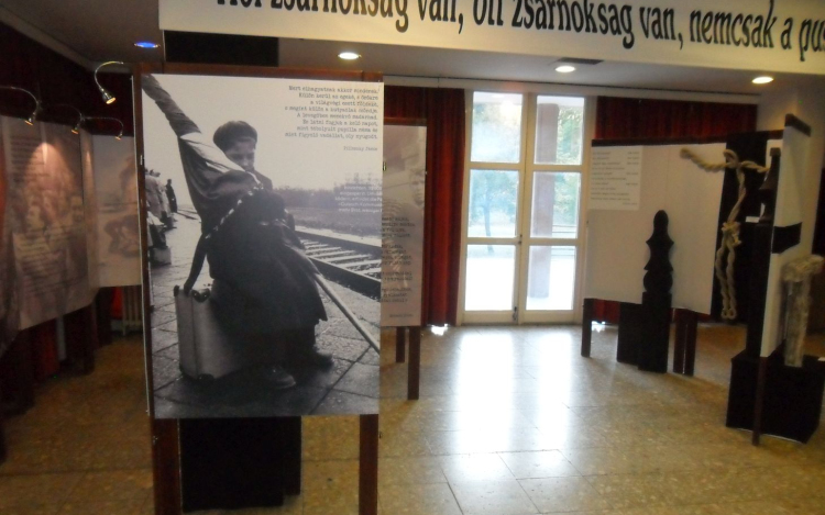 56 nap címmel nyílt kiállítás a színházépületben