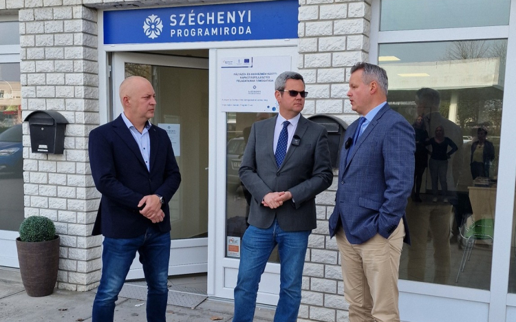 Új helyre költözött a Széchenyi Programiroda Pápán