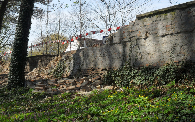 Felülvizsgálatra szorul a Várkertet határoló támfal állapota