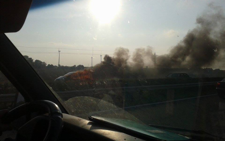 Kigyulladt egy autó az autópályán