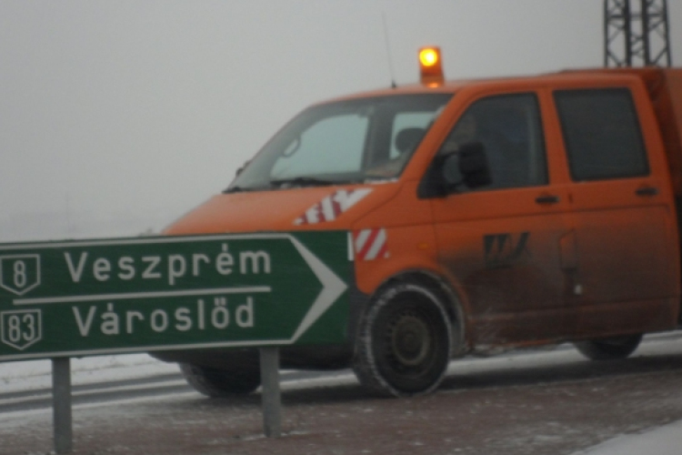 Továbbra sem lehet útnak indulni, a buszok sem járnak